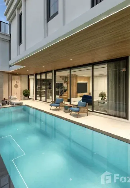 Private pool terrace with lounge seating